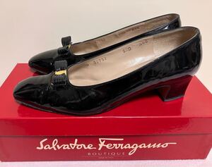 中古☆ Salvatore Ferragamo 6.5 D ヴァラ リボン パテント パンプス ブラック 黒 フェラガモ ヴィンテージ エナメル 本革 24.0 23.5