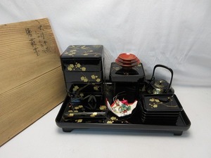 I10807 【 茶道具 木製黒塗 松竹梅蒔絵 七ツ揃 屠蘇器 共箱 】 検) 縁起 酒器 天然木製 屠蘇台 盃台 銚子 盃 重箱 箸置 お正月ⅳ