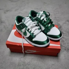 【雷市場（ポンジャン）商品韓国直送】 （ W ） Nike Dunk Low White Team Green