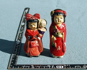 陶器人形　赤い服の少女　2体　子守：赤子をおんぶ/赤いリボン　　着飾ってお出かけ／赤いカチューシャ