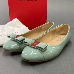 4a9 Salvatore Ferragamo サルヴァトーレ フェラガモ VARINA ヴァリナ エナメルフラットパンプス 7 1/2 Lucky Charme パテントレザー