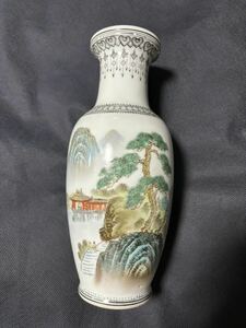 景徳鎮製　手絵粉彩山水花瓶　50-70年代　高さ24cm