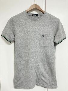 【送料無料】FRED PERRYフレッドペリーのTシャツ　Sサイズ　グレー