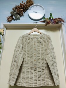 【極美品】★訳有り★crcodile(クロコダイル)★優しい色合いで胸元のクロコダイル刺繍がお洒落なブラウス)★サイズM