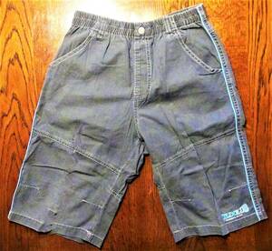 （キッズ・男の子・半パンツ）MILD CLUB 150 カーゴ風パンツ 濃いカーキ色 サイドに水色線 両脇にポケットが有り 身長145~150㎝