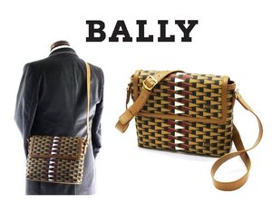 21万新品◆BALLY◆ペナントモチーフ スポーツフラッグ柄 マグネットフラップ開閉クロスボディバッグ『PENNANT_CROSS』茶系 1円