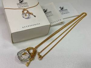 SWAROVSKI CRYSTAL MEMORIES スワロフスキー クリスタル メモリーズ 鍵 南京錠 ネックレス アクセサリー カラー：ゴールド