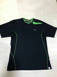 E3 ■ＮＩＫＥ■スポーツウェア　メンズＭサイズ 紺色 ■送料一律250円 レタパ510(夏物まとめて3枚同梱可)