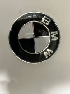 カッコいい！2穴白/黒 BMW エンブレム ボンネット 82mm F07 F10 F11 F12 F13 F06 E81 E87 E85 E86 E63 E64 リア トランク バンパ