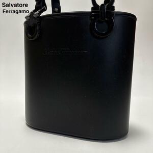 b88【極美品】サルヴァトーレフェラガモ　Salvatore Ferragamo　ブラック　黒　ラバー　バケツ　バケット　ガンチーニ　ハンドバッグ