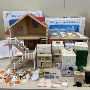 K114-T9-2734 シルバニアファミリー 森のパン屋さんギフトセット 赤い屋根のお家 タンス 等 まとめ売り 箱付き 玩具 おもちゃ ③