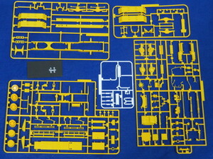 代引き可能! 大型ダンプシャーシ(黄色）一式 白マフラー ポリキャップ付き 垂れゴムシート付き アオシマ1/32
