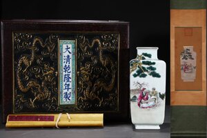 ■大成美術■粉彩人物図描金四方瓶 郎世寧絵 絹本 【磁器瓶図】掛け軸 箱付き（検） 清時代 染付 陶磁器 唐物 中国美術 骨董 古玩 052