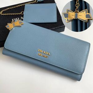 【レア★極美品】PRADA プラダ 長財布 サフィアーノレザー リボン チャーム 水色 ライトブルー パスケース付き 定期入れ フラップ 1MH132