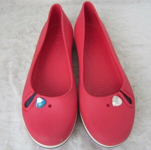 crocs Crocband Flat（クロックス クロックバンドフラット）　フラットシューズ　　赤　W8 (約25㎝)　　クリアハート飾り付き　　ok2404B