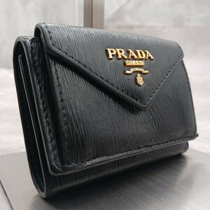 大人気 PRADA プラダ 三つ折り財布 コンパクトウォレット ミニ 財布 レター型 メタルロゴ ゴールド金具 NERO 黒色 レディース ヴィッテロ 