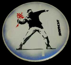 Banksy(バンクシー)の超小型ロードサイン『Flower Thrower』道路標識。2009年頃イギリスのCardiffで発見されたロードサインです■dismaland