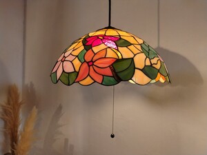 R60126-3 洋館スタイル／ ステンドグラス／大／吊り下げペンダントライト／傘直径約50cm 高さ約28cm ヒビ、割れあり