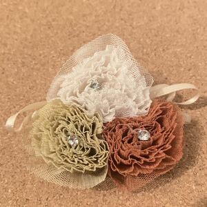 送料無料*新品*ブローチ*アクセサリー*お花*レース*ピン*花束*ハンドメイド*鞄 洋服*レディース*オレンジ系*ラインストーン*コサージュ◆V3