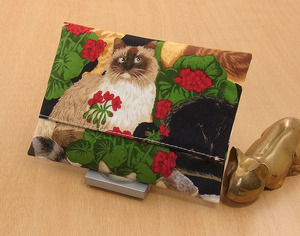 28 TS ハンドメイド ティッシュ カバー ケース 綺麗な猫 赤い華 緑の葉 猫 ネコ ねこ キャット プレゼント 贈り物 飾り物は含まない