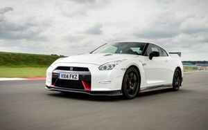 日産 GT-R NISMO R35 Bホワイトパール 2014年 ニッサン NISSAN 壁紙ポスター 特大ワイド版921×576mm （はがせるシール式） 005W1