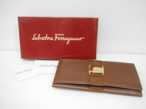 美品 Ferragamo フェラガモ ヴァラ リザード型押しレザー 二つ折り長財布