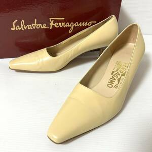 【美品/BOX付】Salvatore Ferragamoサルヴァトーレフェラガモ　フェラガモ ヒールパンプス パンプス 51/2C 23cm ベージュ　＊DE