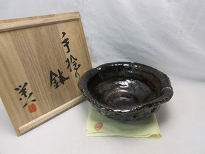 504791 【 美品 茶道具 栄一作 手捻 鉢 陶印 栞 小杉焼 共布 共箱 】 検) 作家物 茶道具 和食器 茶懐石 茶器 盛鉢 菓子器 陶器 焼物 ⅲ 