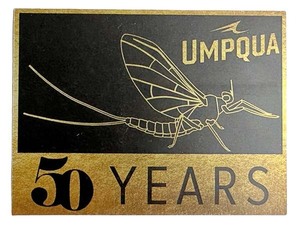 アンプカ 50周年 ステッカー 黒 金 UMPQUA 50 YEARS STICKER FLY フライフィッシング 鱒 魚 釣 毛針 メイフライ シール デコ メーカー 新品