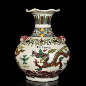 1+DS6786「東洋美術」 中国骨董 人間国宝 磁器製品【明代太昌五彩龍文獣口花口花瓶】 旧物 孤品 珍品 陶磁器 収蔵価値が高い