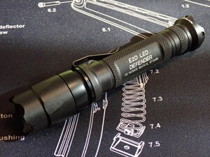 SUREFIRE E2D LED DEFENDER　シュアファイア フラッシュライト 懐中電灯　タクティカルライト