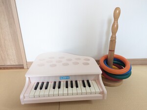 g3861 カワイ　KAWAI　ミニピアノ　ミキハウス　輪投げ（根本グラつき有）　知育玩具　セット　まとめ　楽器　動作確認清掃済【飛脚便80】