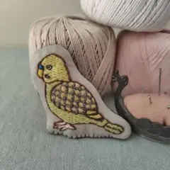 ハンドメイド　刺繍　ブローチ/バッジ【セキセイインコ/イエロー】