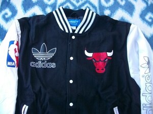 シカゴ ブルズ 黒ジャケット 新品未使用？ 表記2XL Chicago Bulls NBA アディダス ADIDAS製 Michael Jordan マイケル ジョーダン