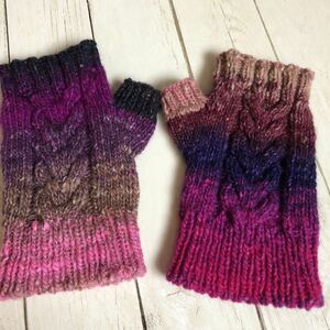 手編みの柔らかハンドウォーマー　指なし手袋　プレゼントにも！野呂英作毛糸　ピンク赤紫グラデーション　ハンドメイド