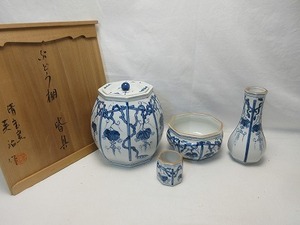 607711 【 ほぼ未使用 茶道具 石崎英治作 染付 葡萄棚皆具 寿ゞか焼 清宝窯 共箱 】 検)作家物 煎茶道具 茶器 茶事 立て 建水 蓋置 水指 ⅲ