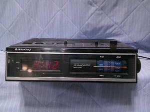 SANYO サンヨー電気 電子式デジタル時計付きラジオ RM5200 古いものです 昭和レトロ 動作確認済み 現状中古品にて出品いたします。