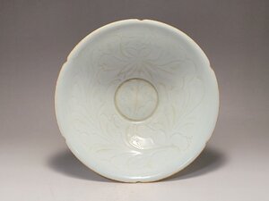 白磁 花型 陰刻花紋 碗 時代唐物 幅約19.1cm / 宋元時代 茶碗 盃 杯 盞 小鉢 茶道具 煎茶道具 酒器 唐物 人間国宝 李朝 高麗 古玩 古董