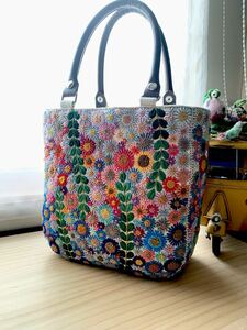 お花の手刺繍 バッグ　大きめサイズ　ハンドメイド リネン生地　トートバッグ レザー持ち手 