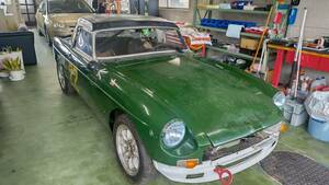 1982年　MG　MG B　レーシング仕様　MT車　13600Kｍ　車検なし　エンジンなし　左右サイドアクリルガラス　ロールバー　オイルクーラー付き