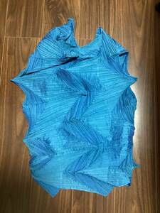 ISSEY MIYAKE・イッセイミヤケ ・pleats please・ターコイズブルー・変形トップスノースリーブ