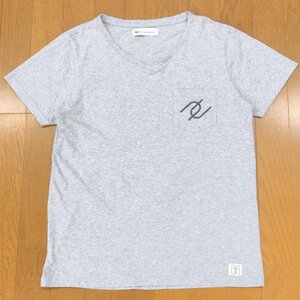 美品 AZ by junhashimoto ジュンハシモト ロゴプリント Vネック ポケット Tシャツ M グレー 半袖 ポケT 国内正規品 メンズ 紳士