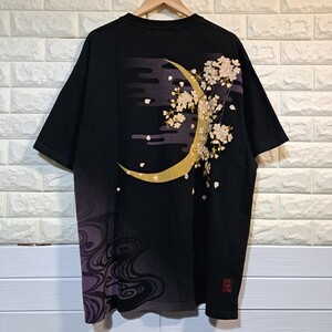 [絡繰魂] 夜桜と三日月 刺繍 和柄 半袖 Tシャツ [サイズ:4L] 検/ 雅結 抜刀娘 華鳥風月 satori 参丸一 錦 胤富仁帝 クロップドヘッズ