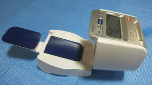 即決 展示品処分 美品 omRon オムロン HEM-1020 スポットアーム 上腕式血圧計 デジタル自動 血圧計 