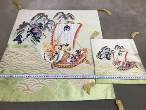 掛け袱紗 大小セット 家紋入り 宝船 刺繍 袱紗 素材色々 大判サイズ 裏表 お祝い 雑貨 和装小物 伝統 結納 中古品 美品 木箱入り