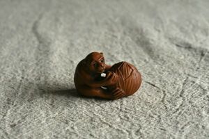 【古美術】さる 根付 Netsuke 精密 彫刻 超絶技巧 古玩 古月 在銘 古木