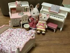 シルバニアファミリー　子供部屋　机、ベッド、ピアノ　お人形セット