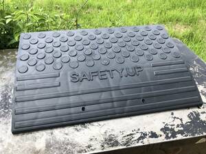 L-012 SAFETY.UP 段差スロープ 樹脂製 グレー色 中古現状品 段差解消 段差プレート 屋外品 路肩 歩道 段差