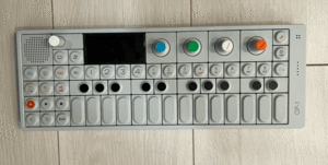 teenage engineering OP-1 ポータブルシンセサイザー DTM 楽曲制作 ティーンネイジエンジニアリング ティーンエイジエンジニアリング