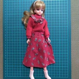 中古 1981年 日本製　TAKARA JAPAN ジェニー 赤い服 ペイズリー柄スカート レトロ な感じ 服適当に着せました ほつれ 傷み 汚れ